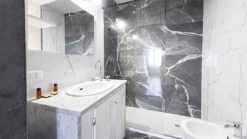Combinazione doccia/vasca, asciugacapelli, bidet, asciugamani