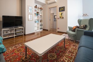 TV - CASA SOTTORIPA - cozy location located in front of Acquarium (Genova)