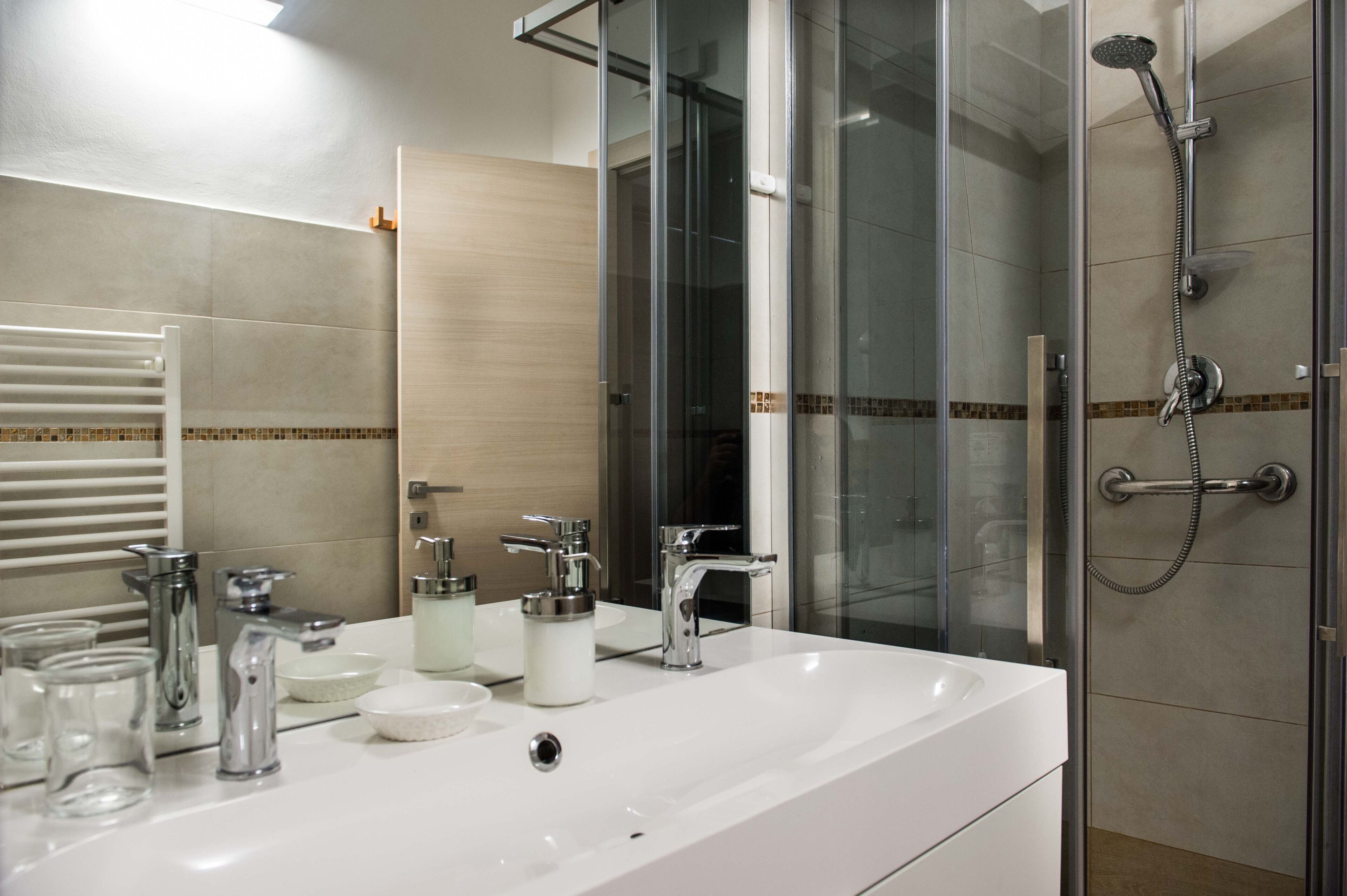 Dusche, Haartrockner, Bidet, Handtücher