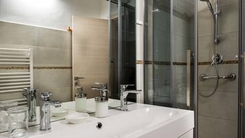 Dusche, Haartrockner, Bidet, Handtücher