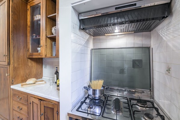 冷蔵庫、オーブン、コンロ、調理器具と食器