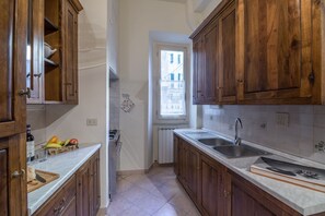 Kühlschrank, Ofen, Herdplatte, Kochgeschirr/Geschirr/Besteck