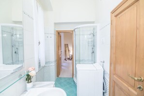 Dusche, Haartrockner, Bidet, Handtücher