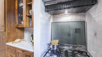 Kühlschrank, Ofen, Herdplatte, Kochgeschirr/Geschirr/Besteck