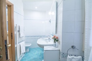 シャワー、ヘアドライヤー、ビデ、タオル