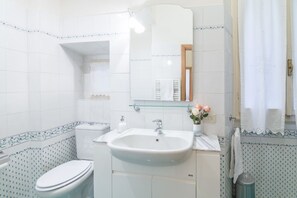 Shower, hair dryer, bidet, towels - Pontormo, a cozy apartment near Ponte Vecchio by Mmega (Florence)