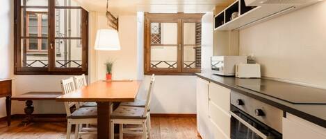 Frigorífico, microondas, placa de cocina y utensilios de cocina