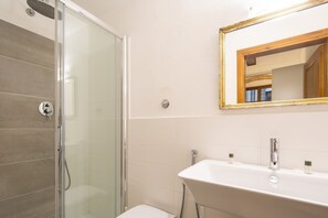 تجهيزات دش، مجففات شعر، مناشف، شامبو