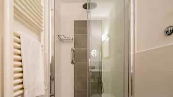 Doccia, asciugacapelli, asciugamani, shampoo