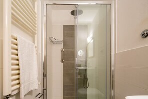 Douche, séchoir à cheveux, serviettes fournies, shampooing