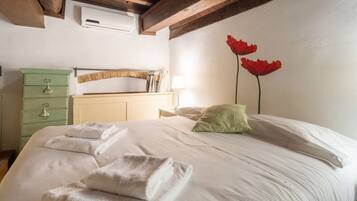 1 dormitorio, escritorio, tabla de planchar con plancha y wifi