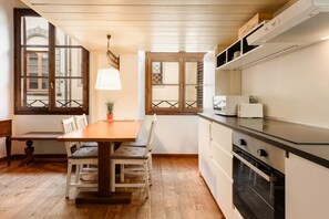 Fridge, microwave, stovetop, cookware/dishes/utensils