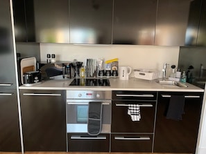 Réfrigérateur, four à micro-ondes, un four, surface de cuisson