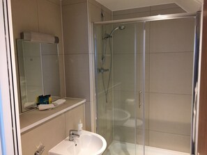 Baignoire, sèche-cheveux, serviettes fournies, shampoing