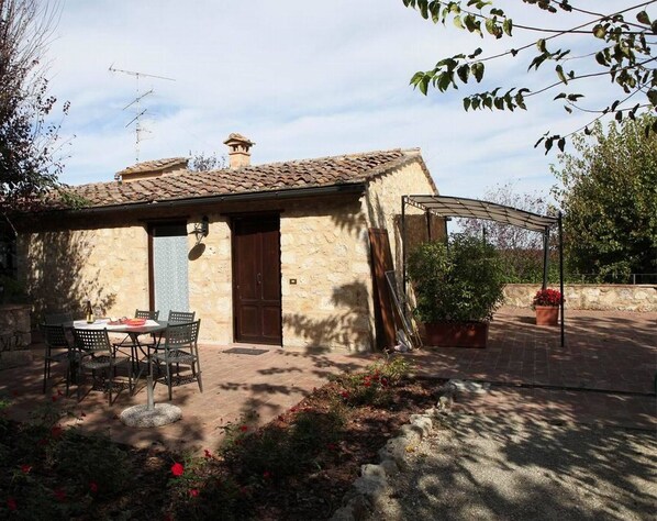 Outdoor dining - Vacation in a former 14th century monastery - L'olivo apartment (Colle di Val d’Elsa)