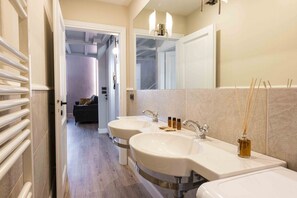 Douche, sèche-cheveux, serviettes fournies, shampoing