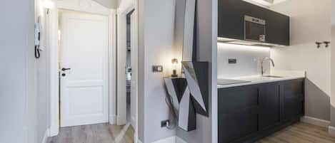 Fridge, oven, stovetop, coffee/tea maker