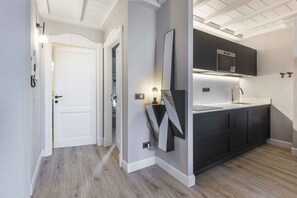 Fridge, oven, stovetop, coffee/tea maker