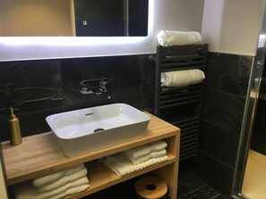 Shower, hair dryer, towels - Intramural residence "Porte Poterne" in Vannes (Vannes)