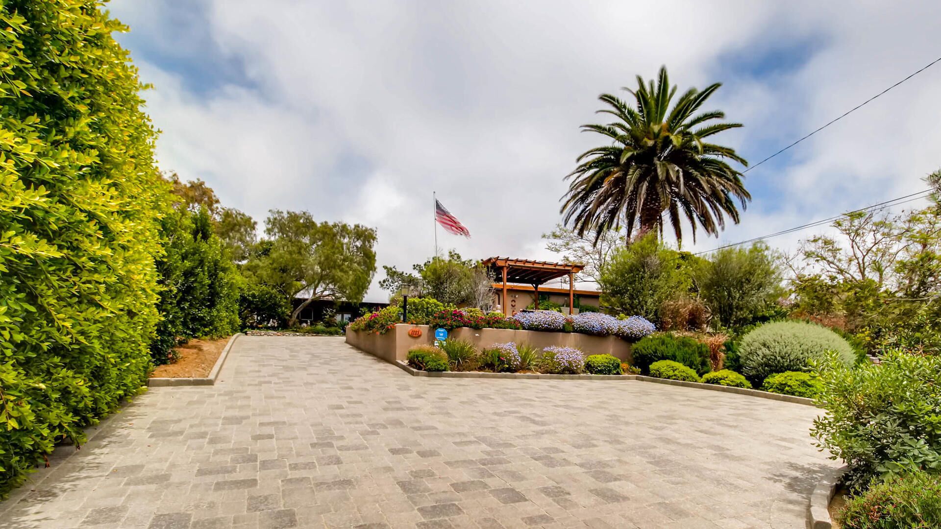 Del Mar Retreat on 2/3 Acre-Canyon, Ocean and Mountain views. Outdoor jacuzzi!