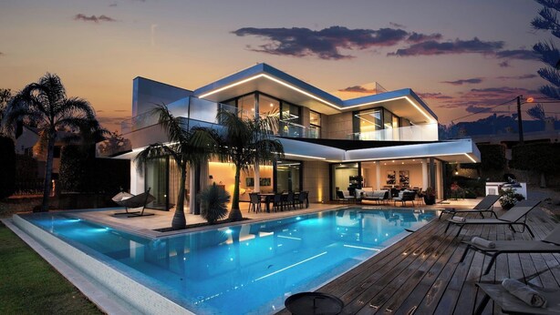 Une maison moderne à deux étages, dotée d’une piscine, d’un espace extérieur aménagé et d’un patio bien éclairé.