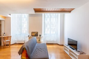 TV - Apartment Cavourotto Terrace to rent in Florence by Mmega (Firenze)