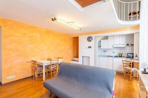 TV - Apartment Cavourotto Terrace to rent in Florence by Mmega (Firenze)