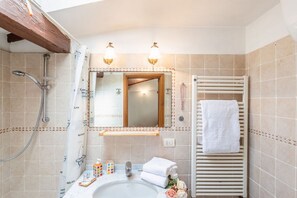 Shower, hair dryer, bidet, towels - Apartment Cavourotto Terrace to rent in Florence by Mmega (Firenze)