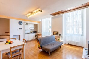 TV - Apartment Cavourotto Terrace to rent in Florence by Mmega (Firenze)