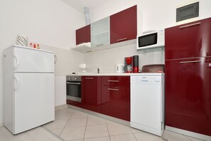 冰箱、微波炉、烤箱、炉灶