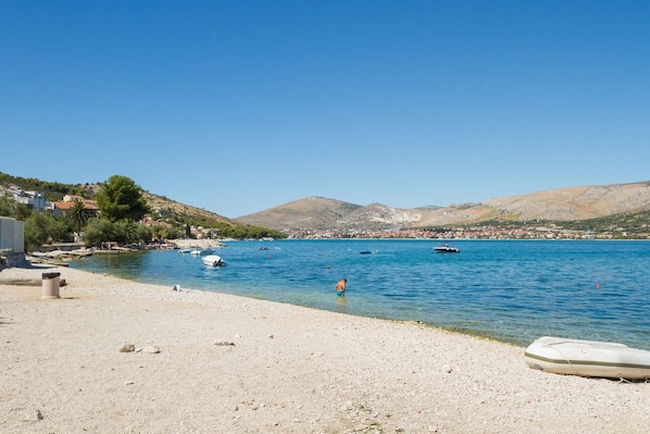 靠近海滩、沙滩椅