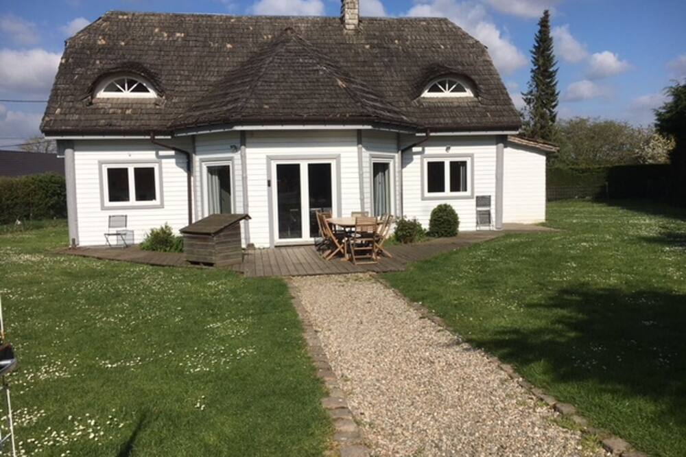160 m² wooden house for 10 to 13 people, close to the sea.