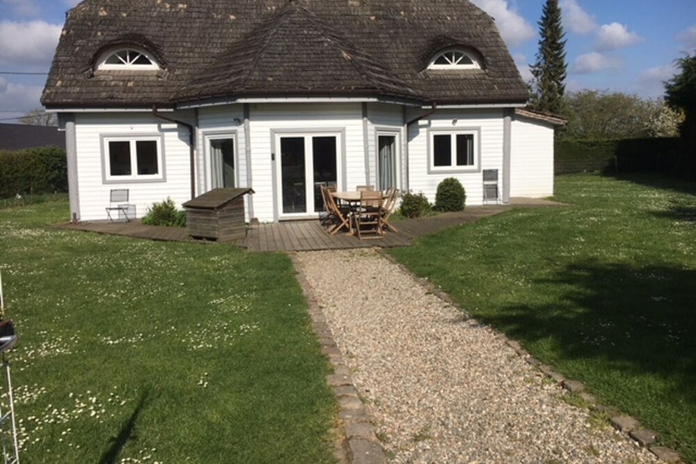 Wooden house of 160 m² for 10 to 13 people close to the sea.