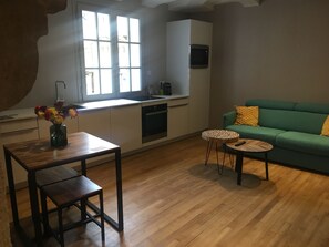 Télévision, cheminée, livres, chaîne hi-fi