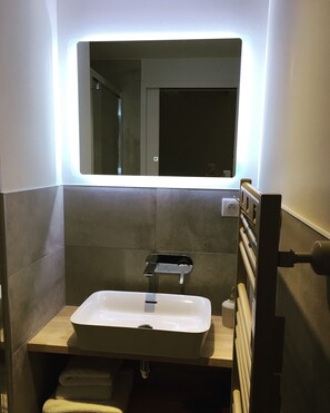 Douche, sèche-cheveux, serviettes fournies, savon