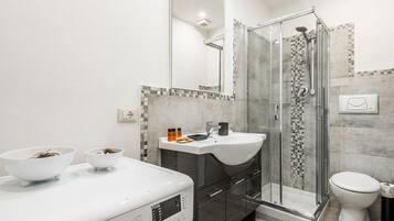 Doccia, asciugacapelli, asciugamani, shampoo