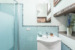 Dusche, Haartrockner, Handtücher, Shampoo