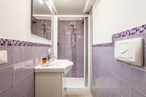 Dusche, Haartrockner, Handtücher