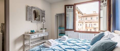 2 habitaciones, tabla de planchar con plancha, wifi y ropa de cama