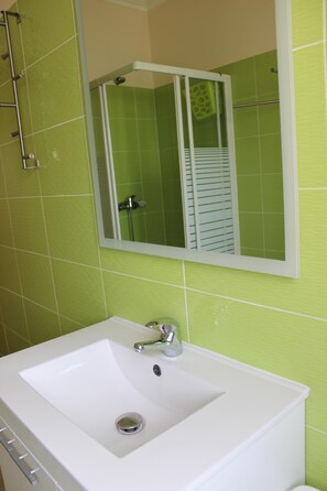 Dusche, Haartrockner, Handtücher, Toilettenpapier