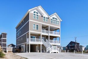 Exterior - 5376- Wench's Pad 2, Private Pool, Theater Room, Fitness Room, Pool Table & more! (Kill Devil Hills)