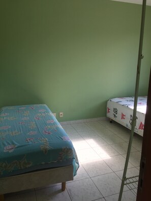 2 habitaciones, tabla de planchar con plancha y acceso a internet 