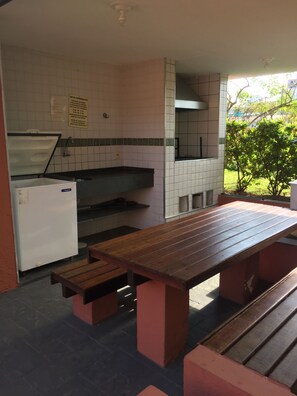 Outdoor dining - Beach Cove Apartment in Closed Condominium with Balcony and Garden (Guaruja)