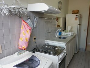 Geladeira, micro-ondas, cooktop, cafeteira/chaleira