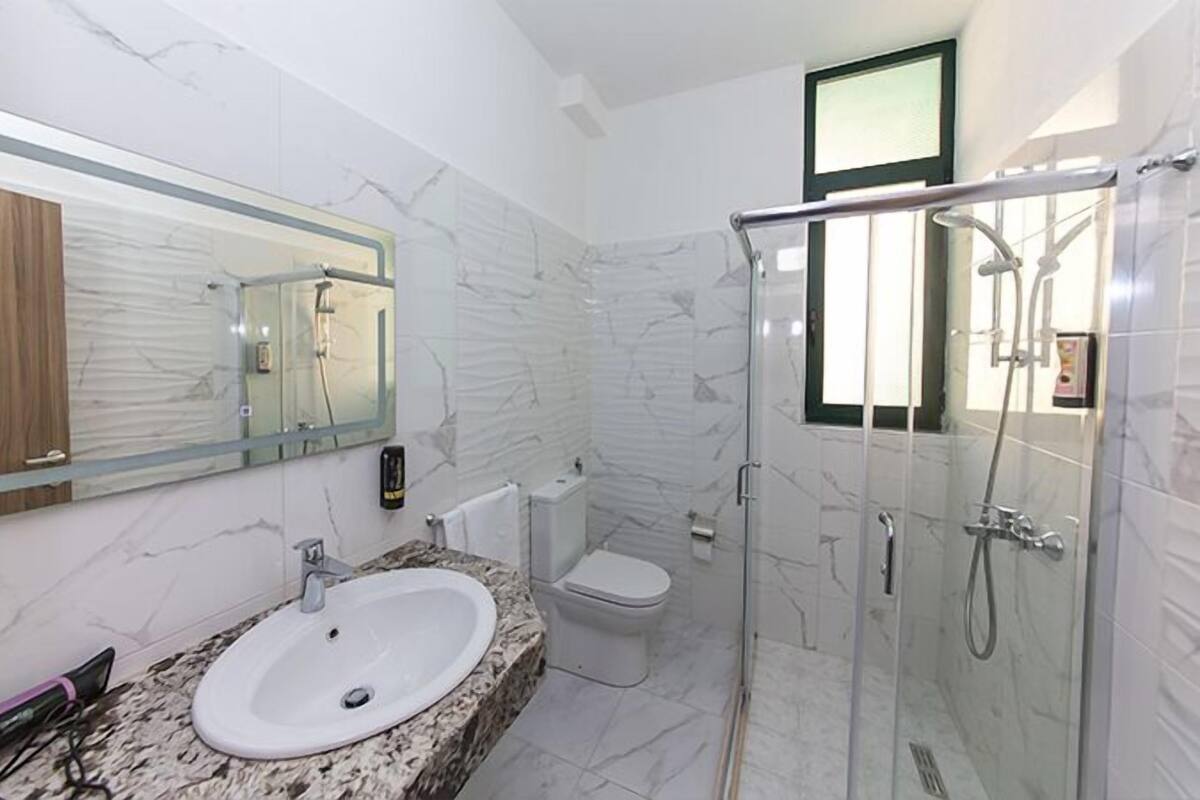 Double Room | Bathroom | Shower, free toiletries, hair dryer, slippers
