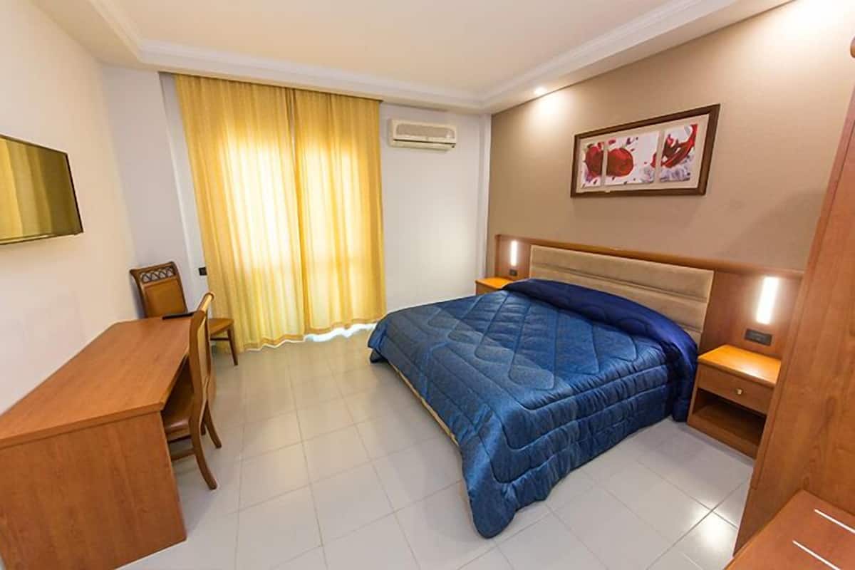Family Room | Minibar, soundproofing, iron/ironing board, free WiFi