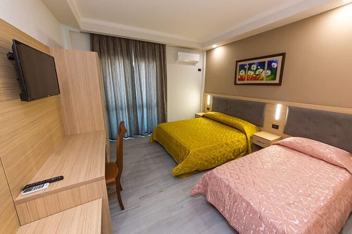 Minibar, soundproofing, iron/ironing board, free WiFi
