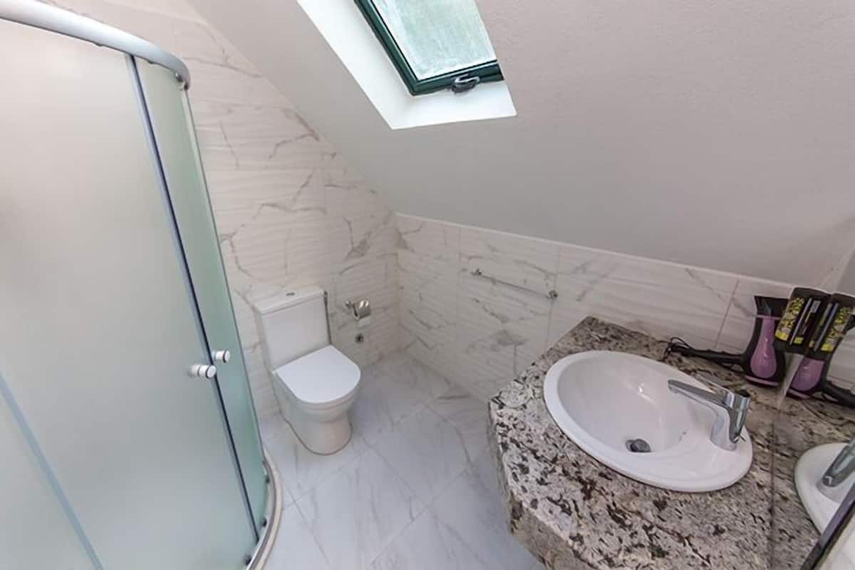 Single Room | Bathroom | Shower, free toiletries, hair dryer, slippers