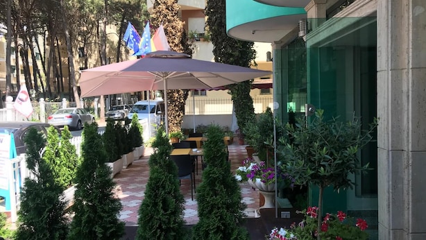 Outdoor dining - Western Star Hotel (Durrës)