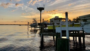 A marina with boats docked at wooden piers during sunset. - Roonie's Periwinkle Cottage -  waterfront- 2 bikes - downtown Stuart (Stuart)